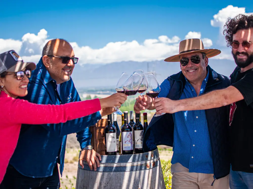 De gebroeders Adolfo en Gustavo Brennan proosten een glas rode Amansado wijn.