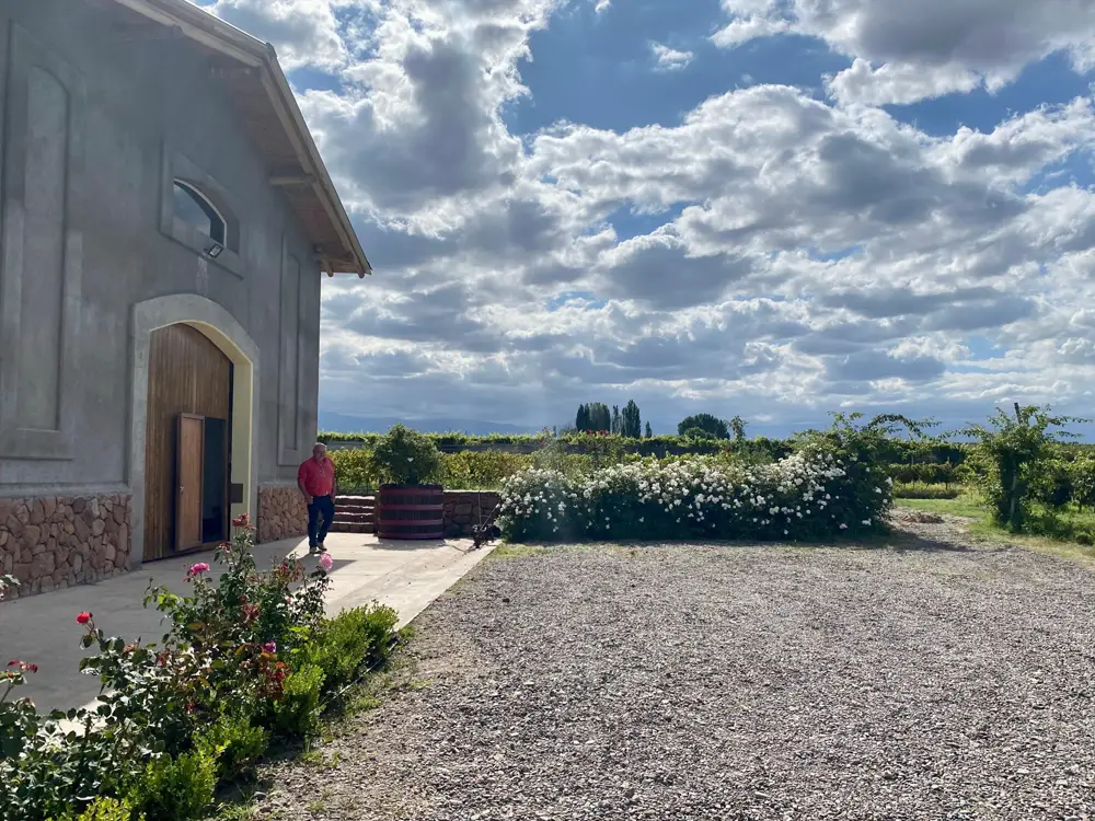 Het wijnhuis van Jean Bousquet in Argentinië op een mooie zomerse dag.