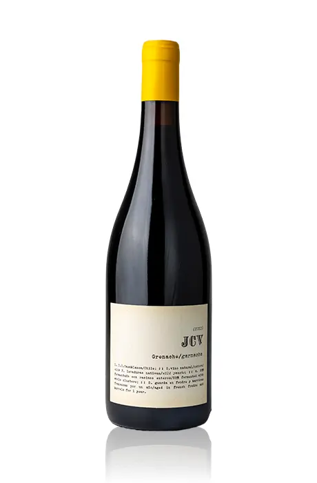 Fles rode wijn, de JCV Grenache uit wijnjaar 2021 geproduceerd door Villard Fine wines uit Chili.